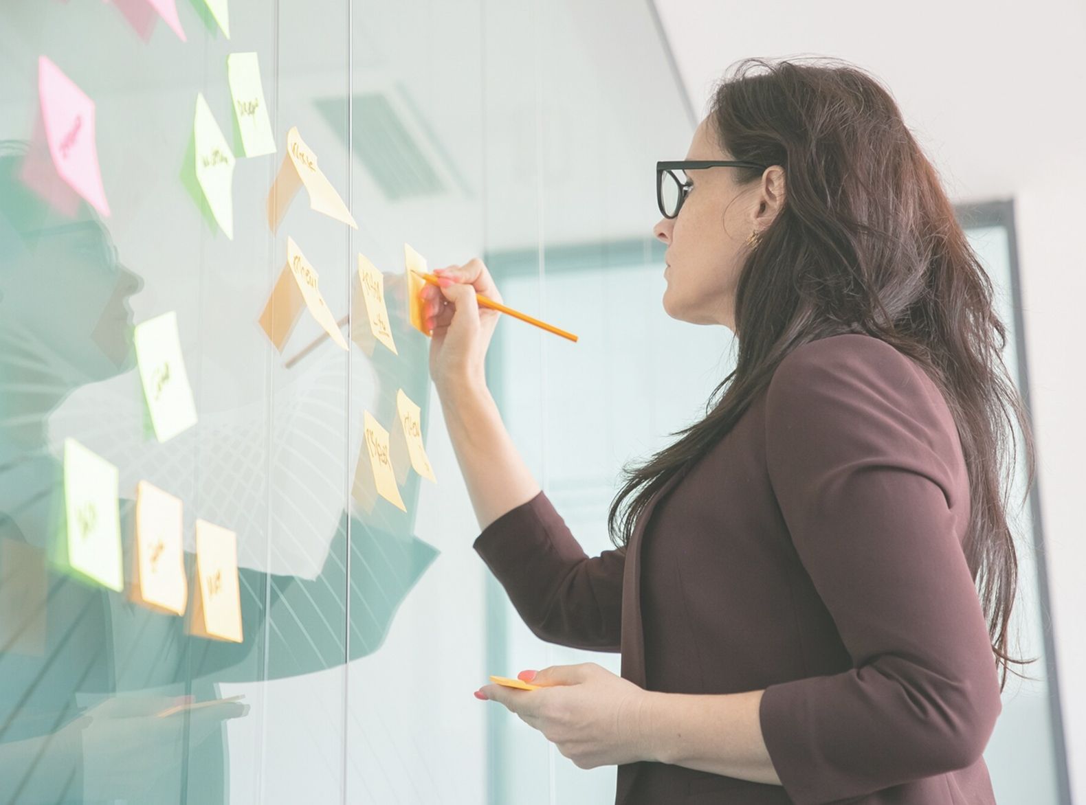 Profissional organizando ideias em painel